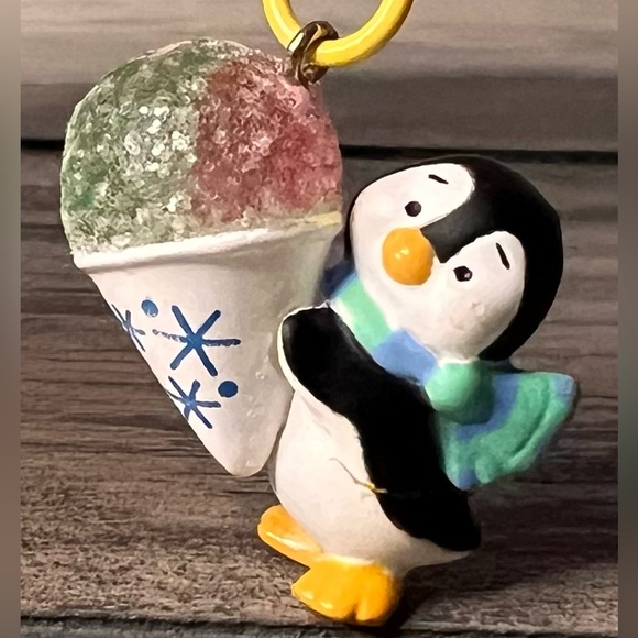 HALLMARK NEW 2022 PETITE PENGUINS A SNOWY TREAT # 7 IN SERIES Christmas ORNAMENT - Picture 3 of 10
